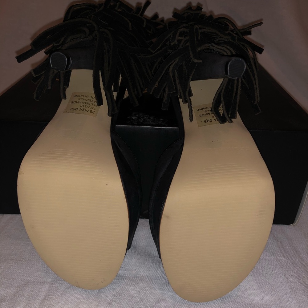 Colin Stuart Fringe Peep-toe Pumps - Picture 4 of 8